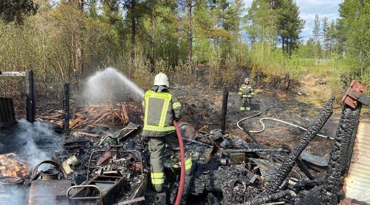 Спасатели ликвидировали пожар повышенного ранга в Верхнетуломском